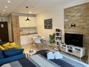 TV a/nebo společenská místnost v ubytování Milmari Resort - Apartman L43