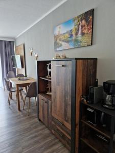 d'un salon avec une table et une peinture murale. dans l'établissement Apartment am Bocksberg, à Hahnenklee