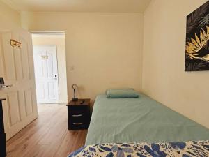 een slaapkamer met een bed, een dressoir en een deur bij Alojamiento Privado 502 en Antofa in Antofagasta