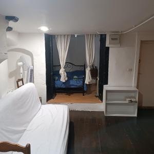 1 dormitorio con cama y ventana en l'HYPERCENTRE, en Clermont-Ferrand