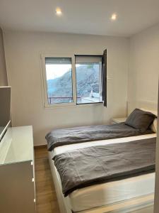 1 dormitorio con 1 cama y 2 ventanas en Apartments Rachel Paradise, en Puerto Rico de Gran Canaria