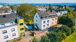 uma vista aérea de uma pequena cidade com casas em Ferienvilla Koblenz em Koblenz
