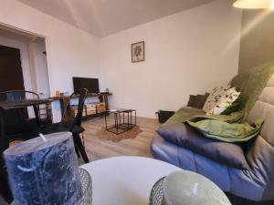 a living room with a couch and a table at Moderne Lemoine in Châteauroux