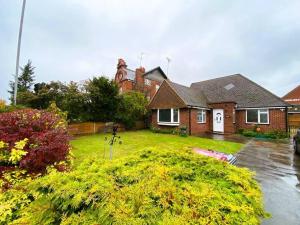 a house with a yard in front of it at Peaceful - 4 bedroom House in Earley
