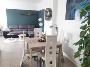 - une salle à manger avec une table et un canapé dans l'établissement Sweety house, à Brive-la-Gaillarde