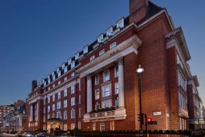 um grande edifício de tijolos vermelhos numa rua da cidade em Grand Residences by Marriott - Mayfair-London em Londres