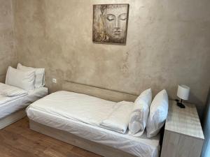 ein Schlafzimmer mit 2 Betten und einem Wandgemälde in der Unterkunft Апартамент Комфорт 2 Близо до Летището in Sofia