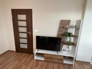 ein Wohnzimmer mit einem Flachbildfernseher auf einem Entertainment-Center in der Unterkunft Апартамент Комфорт 2 Близо до Летището in Sofia