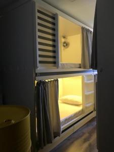 um beliche com luz num quarto em AIPA HOSTEL.COM em Cabo Frio