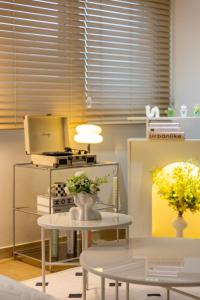 una cucina con tavolo e fiori di Free pick-up, 4 Beds, near Gangnam, Hongdae, Subway 8 mins, Spacious a Seul