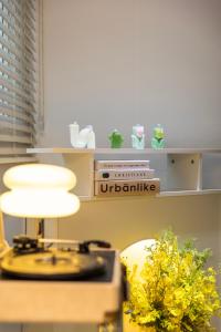 una stanza con tavolo con lampada e fiori gialli di Free pick-up, 4 Beds, near Gangnam, Hongdae, Subway 8 mins, Spacious a Seul