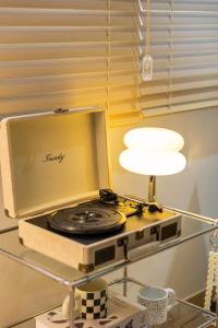 un tavolo con un piano cottura e una lampada; di Free pick-up, 4 Beds, near Gangnam, Hongdae, Subway 8 mins, Spacious a Seul