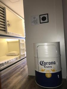 卡波布里奧的住宿－AIPA HOSTEL.COM，一间设有一张床和一个容器的房间