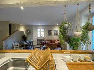 uma cozinha e sala de estar com um lavatório em Résidence Léonard - Centre historique Arles em Arles