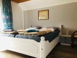 Un pat sau paturi într-o cameră la Haus Sonnenschein