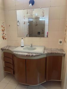 坎皮纳斯Estações的带水槽和镜子的浴室