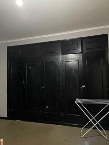 坎皮纳斯Estações的一组黑木橱柜