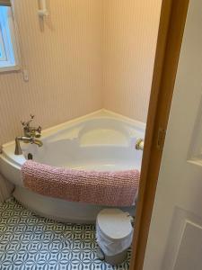 Vannituba majutusasutuses Farm stay caravan on working farm