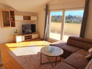 sala de estar con sofá y mesa en Luxury Penthouse en Široki Brijeg