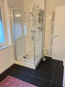 W łazience znajduje się prysznic ze szklanymi drzwiami. w obiekcie Mobilierte 5 Zimmer Wohnung zur vermieten w Frankfurcie nad Menem