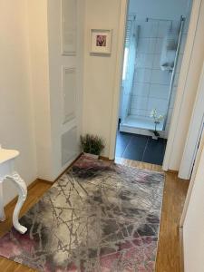 a bathroom with a walk in shower and a rug at Mobilierte 5 Zimmer Wohnung zur vermieten in Frankfurt