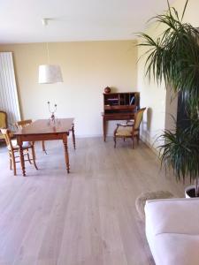 uma sala de estar com uma mesa e um piano em Appartement confortable centre ville em LʼIsle-sur-la-Sorgue