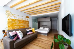 a living room with a couch and a bed at Pensao O Laranjeira in Viana do Castelo