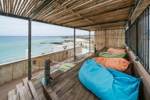 濟州的住宿－Drama 2015，阳台设有两张床,享有海景。