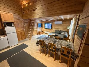 a kitchen and dining room with a table in a cabin at Rukan Rinnetie 11B in Ruka