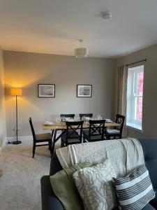 uma sala de estar com uma mesa e um sofá em Stunning Apartment in Callander em Callander