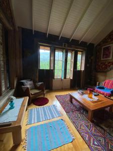 - un salon avec des murs bleus, une table et des chaises dans l'établissement Loft del Rio, à Cajon del Maipo