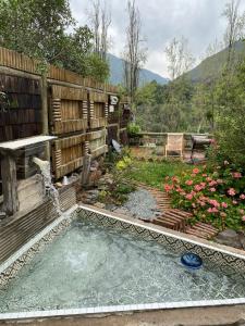 una pequeña piscina en un patio trasero con una valla de madera en Loft del Rio, en Cajon del Maipo