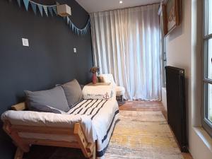 1 dormitorio con cama y ventana grande en La Suite 14, en Cholet