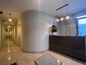 シュコダルにあるBobi Hotelのカウンターと窓のあるロビー