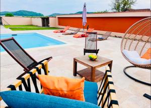 um pátio com cadeiras e uma piscina em Villa 112 em Dîrlos