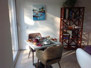 una mesa con una bandeja de comida en una habitación en La Postellerie, en Fleury