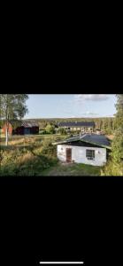 duas imagens de um edifício branco num campo em Norra Brändan em Sälen