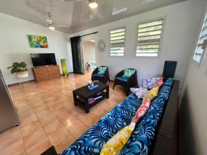 - un salon avec un canapé et une télévision dans l'établissement Tahiti - Kea Lodge, à Papara