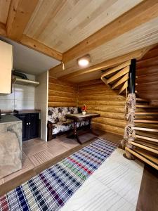 una cocina con paredes de madera y una mesa en una habitación en Садиба BETWEEN MOUNTAINS, en Mizhhirya