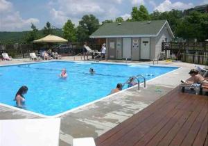un grupo de personas en una piscina en Ozark Mtn View Condo Resort-In/outdoor Family Fun, en Branson