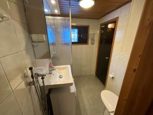 Et badeværelse på Rukan Rinnetie 11A + 4 billeder