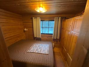 En eller flere senge i et værelse på Rukan Rinnetie 11A