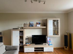 TV a/nebo společenská místnost v ubytování Ferienwohnung Hamburg - Kirchwerder