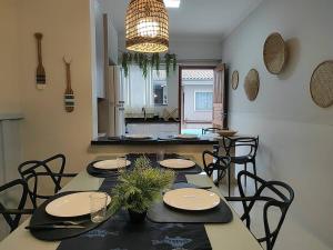 comedor con mesa y sillas y cocina en Casa Praiana, próximo ao Mar, en Guaratuba