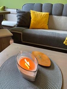 eine Schüssel Suppe auf einem Tisch im Wohnzimmer in der Unterkunft Apartman TULANIE 58 Kamzik Donovaly 2 IZBOVY Mezonet Deluxe parkovanie v podzemnej garáži ZDARMA in Donovaly