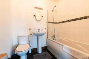 ein Badezimmer mit einem WC, einem Waschbecken und einer Badewanne in der Unterkunft Highland - 2 Bedroom Flat with Parking in Southampton