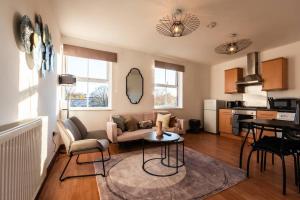 ein Wohnzimmer mit einem Sofa und einem Tisch in der Unterkunft Highland - 2 Bedroom Flat with Parking in Southampton