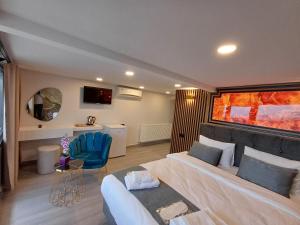 1 dormitorio con 1 cama grande y 1 silla azul en White Palace Hotel, en Estambul