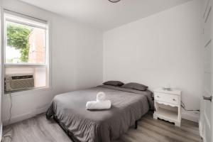 - une chambre avec un lit recouvert d'un cygne blanc dans l'établissement 2 bedroom apartment - 1005, à Montréal