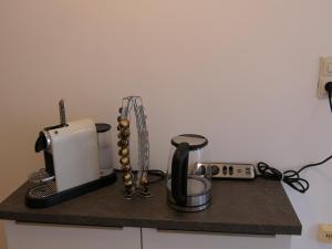 un bancone con macchinetta del caffè e altri articoli di Historische Villa im Herzen Rankweils a Rankweil